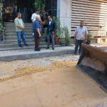 رئيس حي العجوزة يتابع أعمال تركيب الإنترلوك
