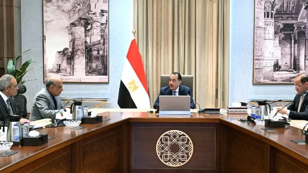 مدبولي يتابع تمويل مشروعات الطاقة المتجددة