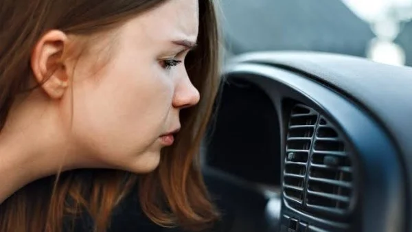 أسباب رائحة زيت محروق عند تشغيل تكييف السيارة