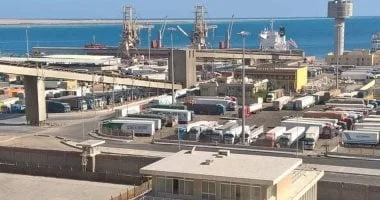 حركة شحن نشطة بموانئ البحر الأحمر
