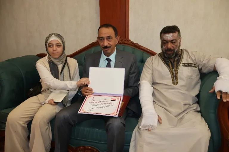 تكريم عادل عبد العال بطل سوهاج لإنقاذه 6 شباب من حريق