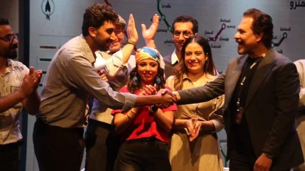 فتاة المترو: عرض مسرحي يجسد قضايا الشباب
