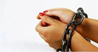 ضبط صانعة محتوى بسبب مقاطع فيديو خادشة للحياء