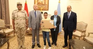 محافظ القاهرة يهدى طالباً لابتوب استجابة لرغباته