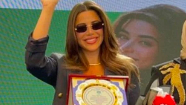 تكريم يارا السكري بإطلالة كلاسيكية راقية