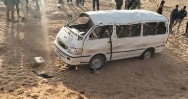انقلاب ميكروباص في إدكو يسفر عن إصابة 8 أشخاص