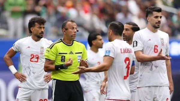 منتخب إيران يؤكد موقفه ضد المثلية في مواجهة مصر