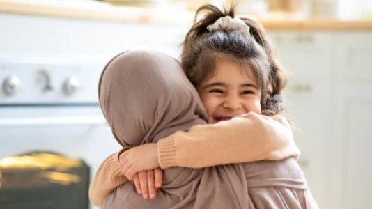 حذر من خلط التربية الإيجابية بالتدليل المطلق