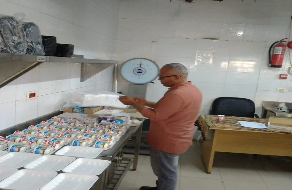 ضبط مواد غذائية منتهية الصلاحية في دمنهور