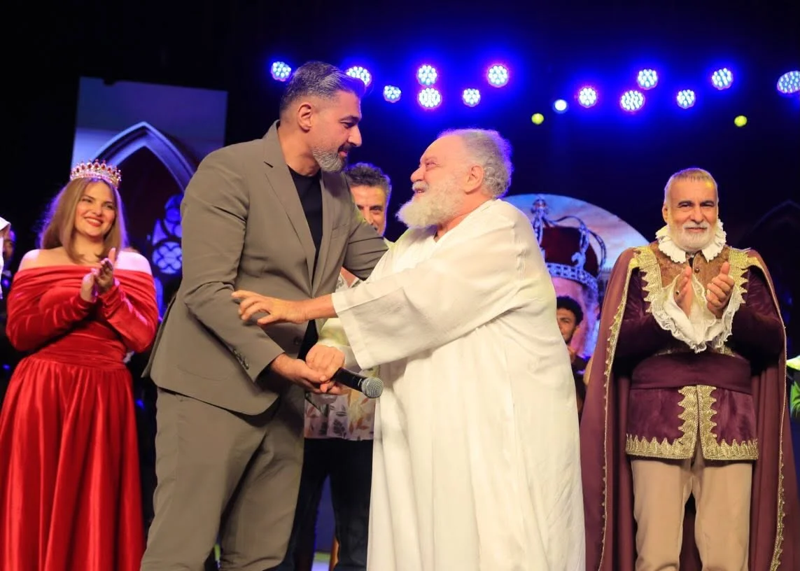 ياسر جلال يشيد بـ يحيى الفخراني بعد عرض "الملك لير"