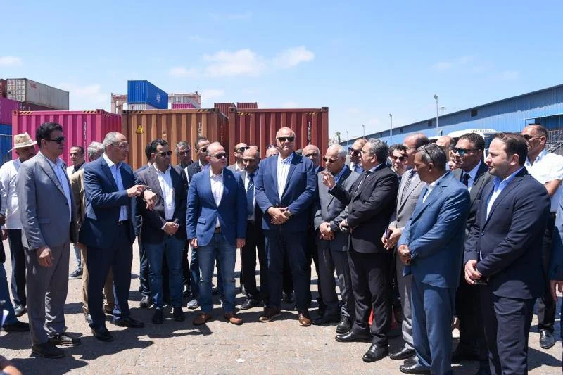 وزير الاستثمار يتفقد سير العمل بميناء الدخيلة