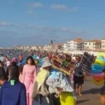 إقبال متزايد على شواطئ رأس البر مع بداية الصيف