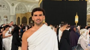 محمد عواد يؤدي العمرة ويطلب خير السنة الجديدة