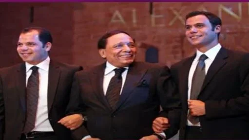 عادل إمام ينتظر العمل المناسب للعودة إلى الشاشة