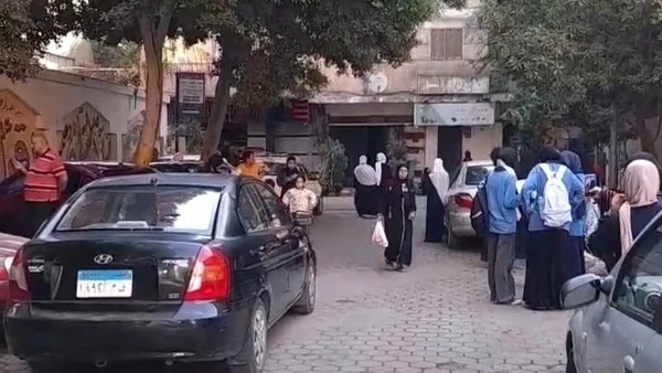 دخول طالبات الثانوية الأزهرية لأداء امتحان اللغة الإنجليزية