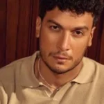 أحمد عبدالوهاب يحتفي بتأهل منتخب مصر بطريقة كوميدية
