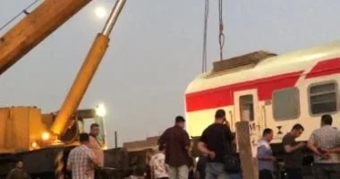 جهود مستمرة لرفع عربات قطار خرج عن القضبان بكفر الزيات