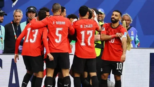 تهنئة رئيس بعثة مصر بالمونديال على التأهل للدور الـ32