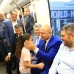 لفتة إنسانية من وزير النقل مع طفلة بمونوريل شرق النيل