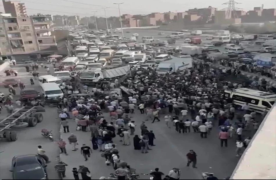 سقوط سيارة نقل بالطوب على "سوزوكي" في الوراق