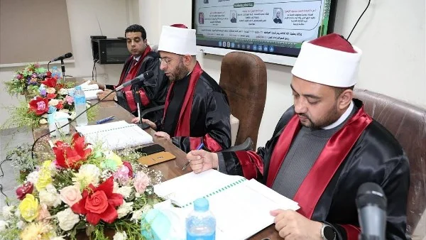 مناقشة رسالة ماجستير بجامعة قناة السويس