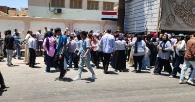 لحظات خروج طلاب الثانوية من لجان الأقصر