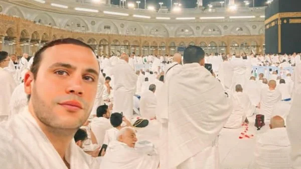 محمد إمام يؤدي العمرة ويشارك صورة من الكعبة