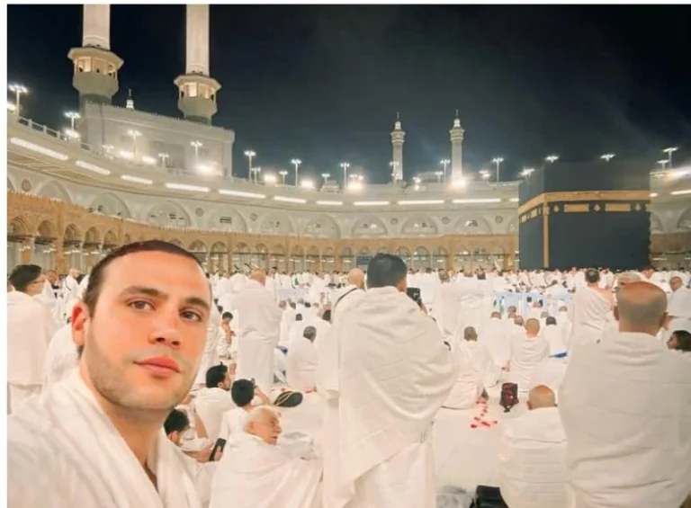محمد إمام يؤدي العمرة ويشارك جمهوره صورة من الكعبة