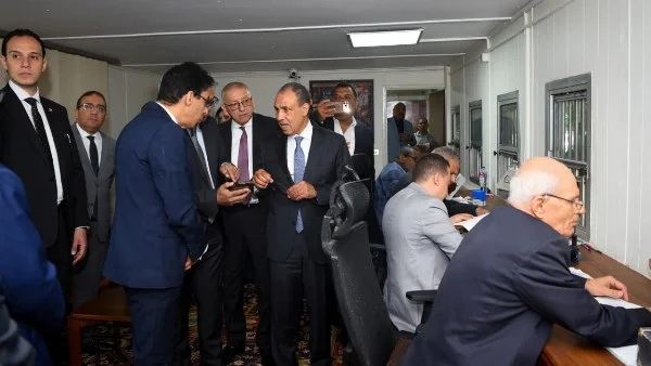 وزير الخارجية يتفقد مكتب تصديقات المريلاند