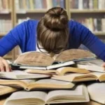 ضغوط الامتحانات تؤثر على طالبات الثانوية العامة