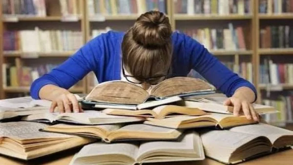 ضغوط الامتحانات تؤثر على طالبات الثانوية العامة
