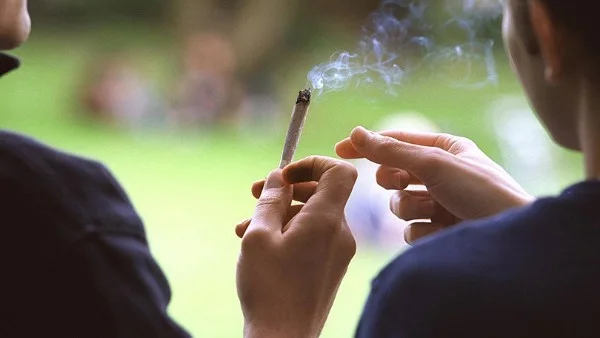 نصيحة أو قطيعة: كيف نتعامل مع صديق السوء؟