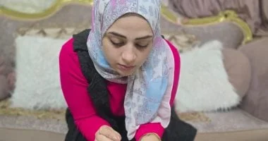 نجاح منه الإسكنداراني في فن المشغولات اليدوية