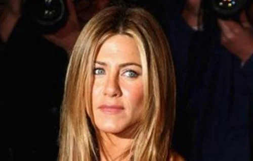جينيفر أنيستون تعود للأضواء وتثير حماس جمهور "Friends"
