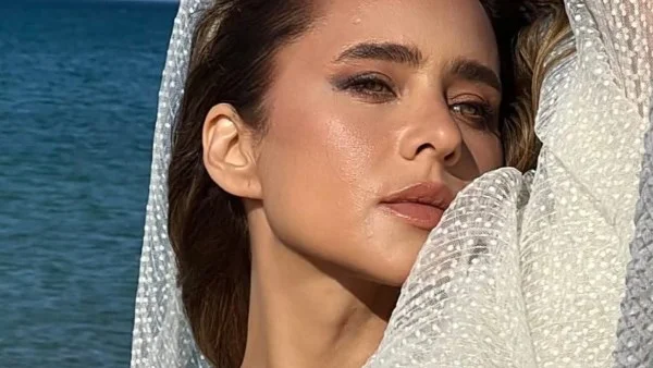 نيللي كريم تتألق بإطلالة صيفية وتجارب شخصية مؤلمة