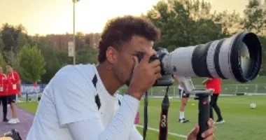 حسام عبد المجيد يتقمص دور المصور في تدريبات المنتخب