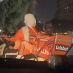 الأم البطلة تقود دراجة نارية لتوصيل الطلبات