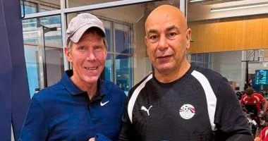 مدرب جونزاجا يهدي قميص فريقه لمدرب منتخب مصر