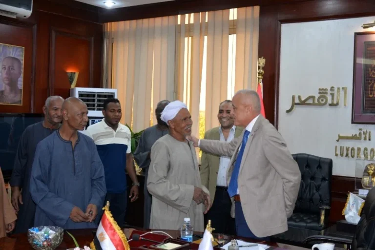 محافظ الأقصر يستقبل وفدًا من أهالي قرية الحبيل