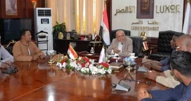 محافظ الأقصر يستقبل وفدًا من قرية الحبيل لمناقشة مطالبهم