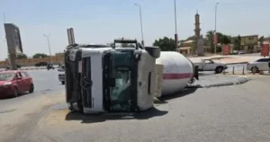 انقلاب خلاطة أسمنت في المقطم وإصابة سائقها