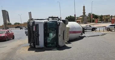 انقلاب خلاطة أسمنت في المقطم وإصابة سائقها
