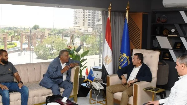 أسوان تبحث تحويل المخلفات إلى وقود بديل بالتعاون مع مصنع الأسمنت