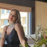 نيللي كريم تتألق بإطلالة جديدة وتروج لفيلمها “القصص”