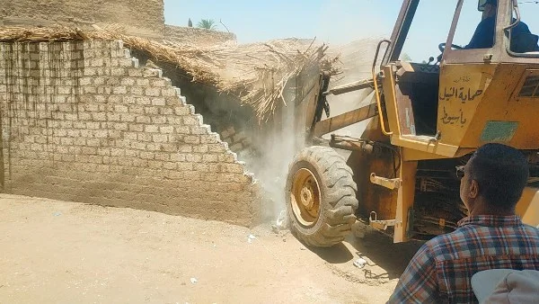 إزالة 56 حالة تعدي واسترداد 205 أفدنة في أسيوط