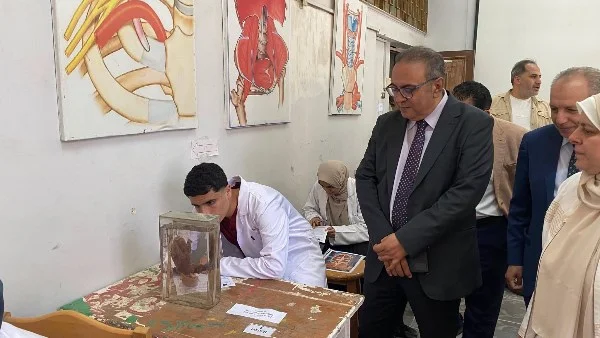 تفقد عميد طب الزقازيق للامتحانات العملية للفرقة الأولى
