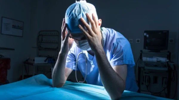 استغاثة أم لإنقاذ ابنتها بعد خطأ طبي مروع