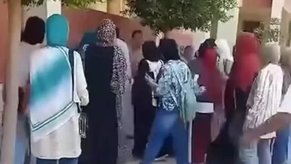 مشاجرة بين أولياء الأمور أمام مدرسة إعدادية في الشرقية