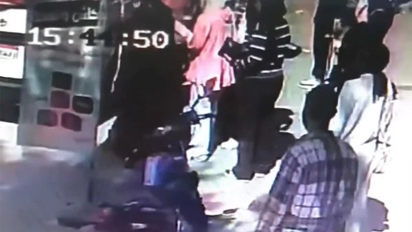 اعتداء سيدة على طالبة إعدادية داخل ميكروباص بجسر السويس