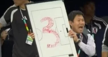 مدرب اليابان يستخدم لوحات توجيهية جديدة في كأس العالم